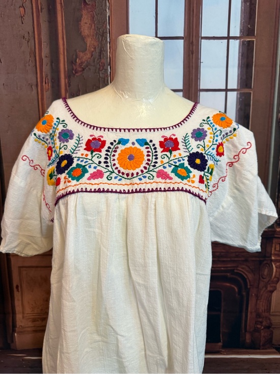 Tops - White Embroidered Women’s Peasant Top Mexican Hand Made Floral Yoke XL
